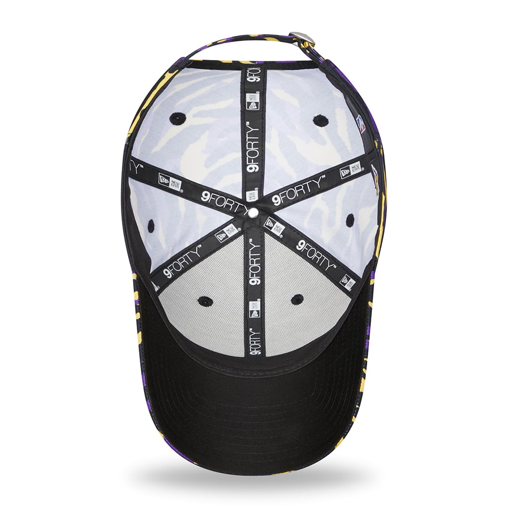 New Era 9FORTY L.A. Lakers Baseball Cap - NBA AOP Camo Print - Purple