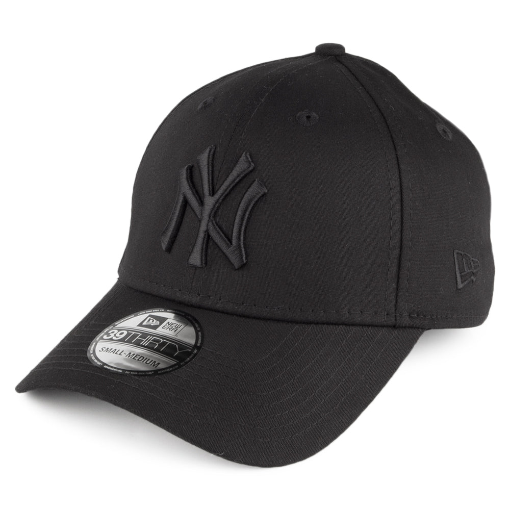 New Era 39THIRTY New York Yankees Baseball Cap - MLB League Essential - Black On Black
