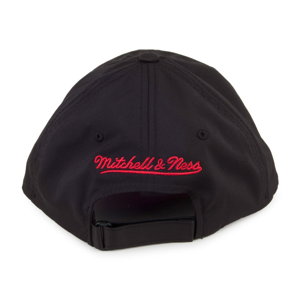 Mitchell & Ness Chicago Bulls Strapback Cap - Light & Dry - Black