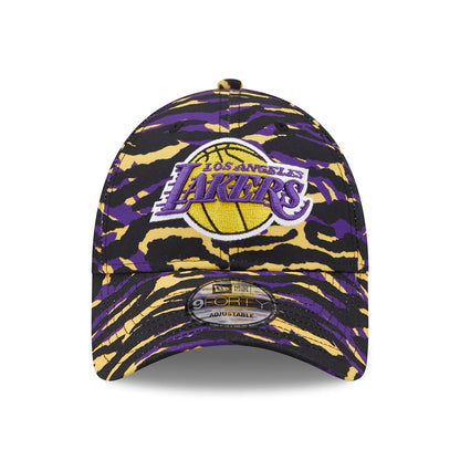 New Era 9FORTY L.A. Lakers Baseball Cap - NBA AOP Camo Print - Purple